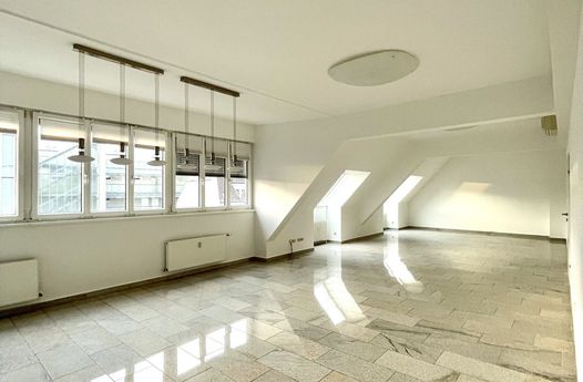 WOHNEN UND ARBEITEN! LICHTDURCHFLUTETES 7 ZIMMER BÜRO MIT DACHTERRASSE ZU VERMIETEN