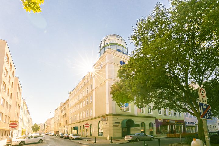 Direkter Blick auf St. Brigitta! Entzückende Altbauwohnung am Brigittaplatz