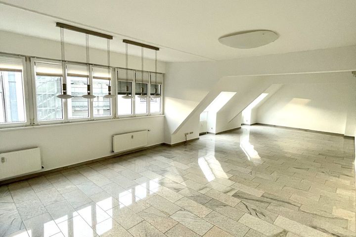 WOHNEN UND ARBEITEN! LICHTDURCHFLUTETE 7 ZIMMER WOHNUNG MIT DACHTERRASSE ZU VERMIETEN