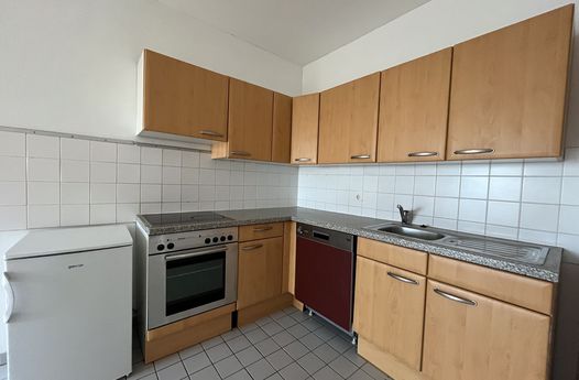 Nähe Waldmüllerpark | Drei-Zimmer-Dachgeschosswohnung im 9. Liftstock mit Einbauküche und Abstellraum