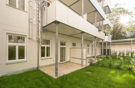 3-Zimmer-Wohnung mit 2 Terrassen und 2 Eigengärten in Stilaltbau, unbefristete Vermietung