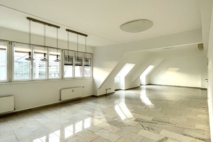 WOHNEN UND ARBEITEN! LICHTDURCHFLUTETES 7 ZIMMER BÜRO MIT DACHTERRASSE ZU VERMIETEN