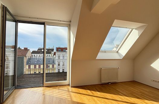 SONNIGE DACHMAISONETTE MIT BALKON in schönem ALTBAU 1100 Wien