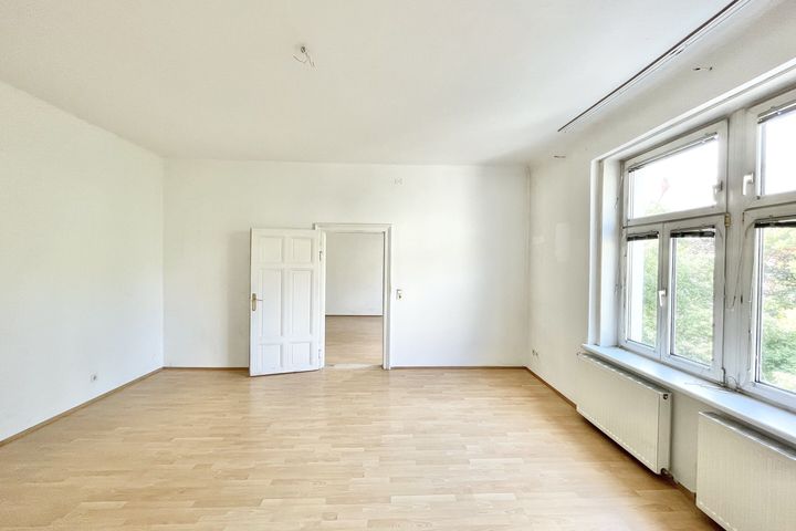 Brigittaplatz | Bezaubernde 2 Zimmer Altbau mit Potenzial | Grünblick