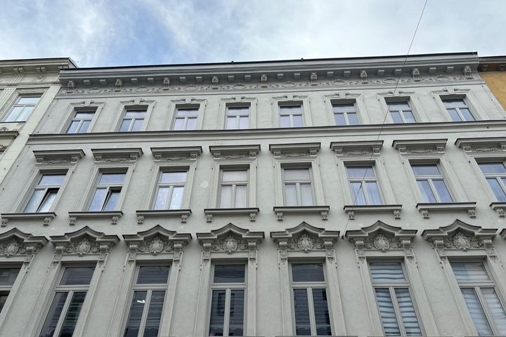 SONNIGE Wohnung mit KÜCHE + BALKON in schönem ALTBAU 1100 Wien